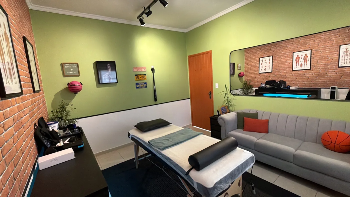 Sala de atendimento com maca